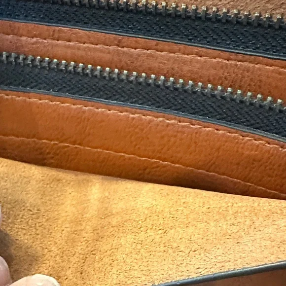 Elegant Tan Leather Tote Bag - Picture 6 of 6